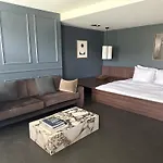 Commune Suites